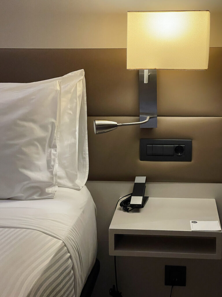 SH Colon Valencia standard room bed