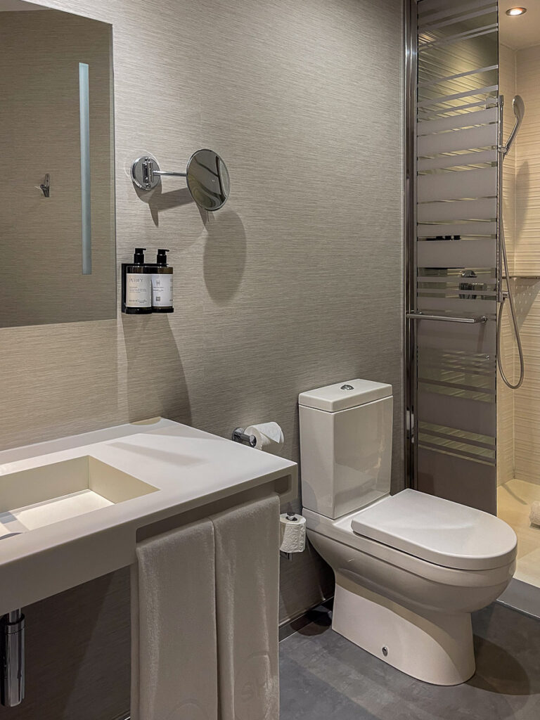 standard room shower and toilet of Valencia SH Colon Hotel
