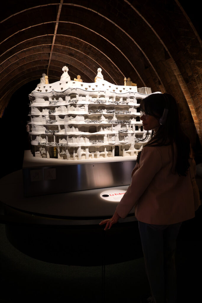 a white 3D model of a structure which represents the Casa Mila model (La Pedrera)