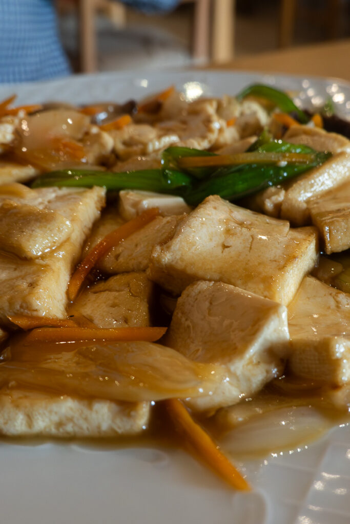 tofu salteado (tofu sauteed) from bar restaurant phi a vegan asian barcelona restaurant 