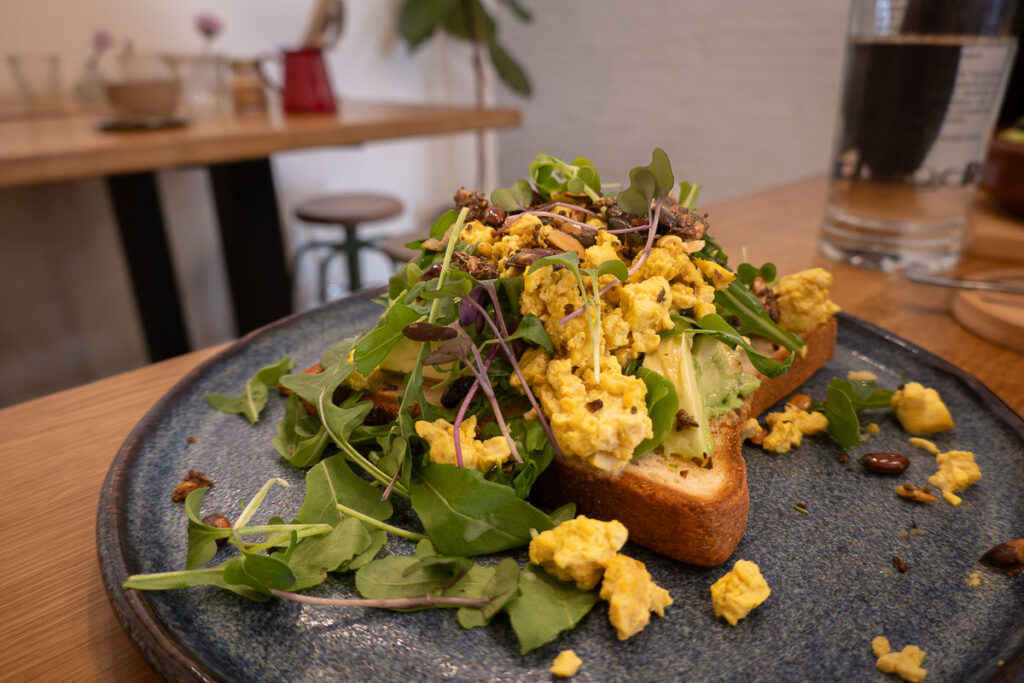 masa madre tofu y aguacate con tostada (scrambled tofu and avocaco with gluten free toast) from botanic barcelona