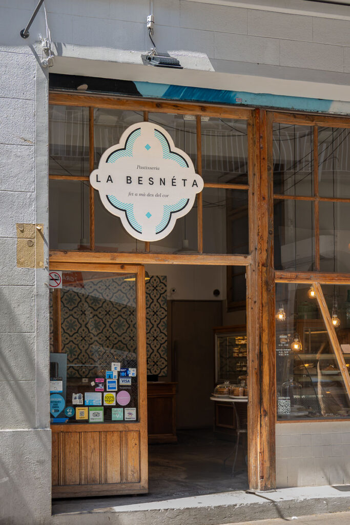 entrance of La Besneta Barcelona vegan bakery