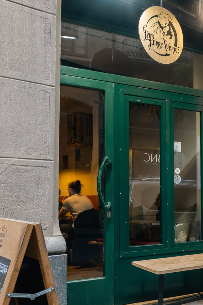 La perra verde restaurant entrance a vegan tapas barcelona restaurant