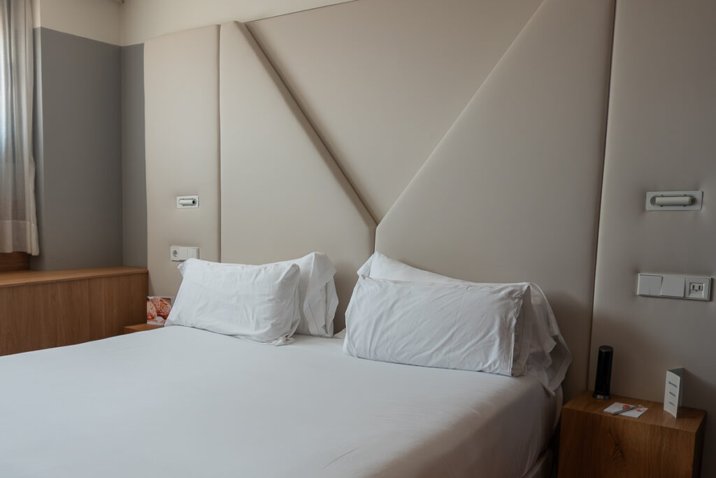 superior room bed from the best hotels to stay in Barcelona in the Diagonal Occidental 414