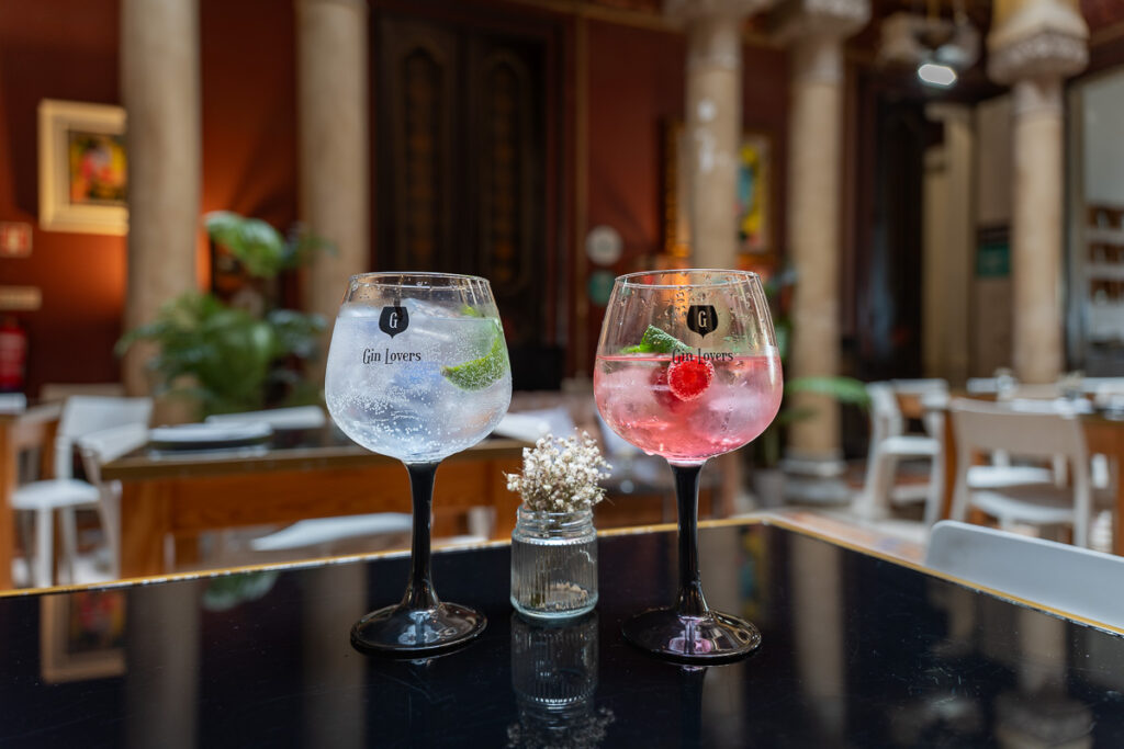 gin lovers lisbon Bulldog Schweppes Hibiscus