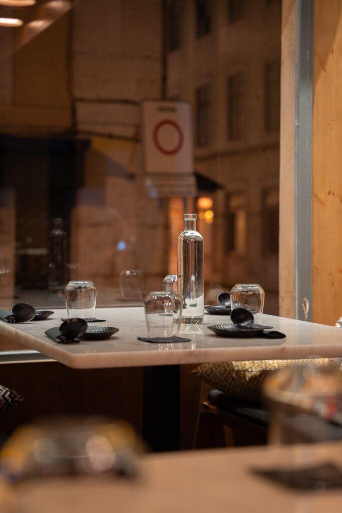 dinning area of Kopppu Ramen for a vegan ramen in Lisbon