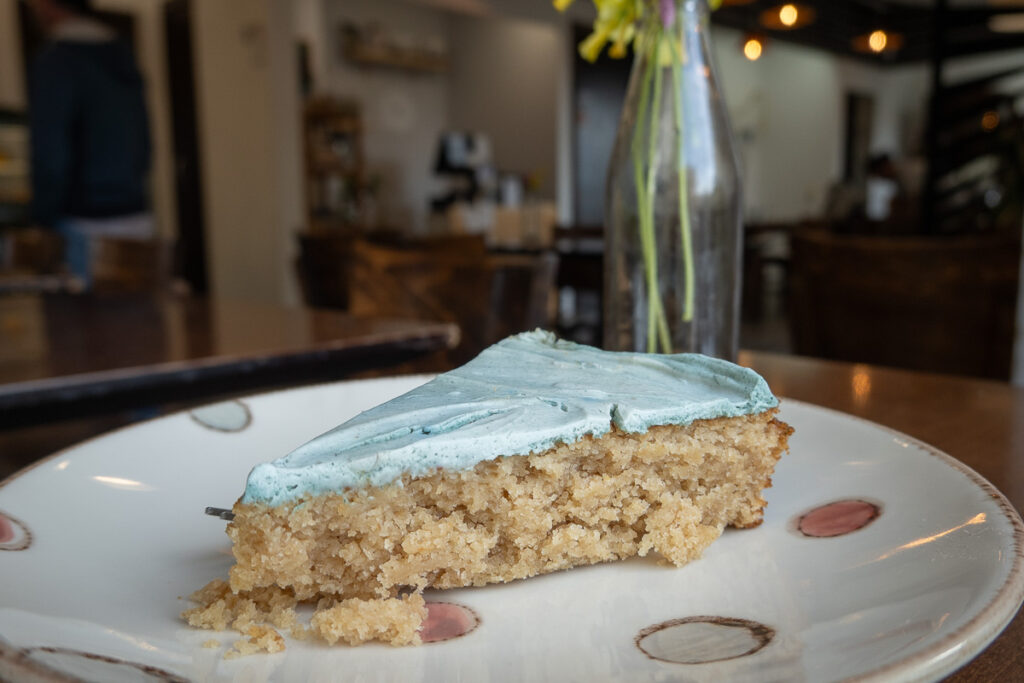 lime cake vegan and gluten-free from Mela Canela Sintra vegan food Portugal