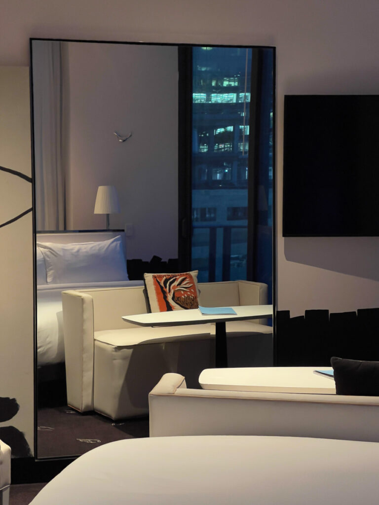 Hotel Dua Miami Premier Balcony King Room Mirrors