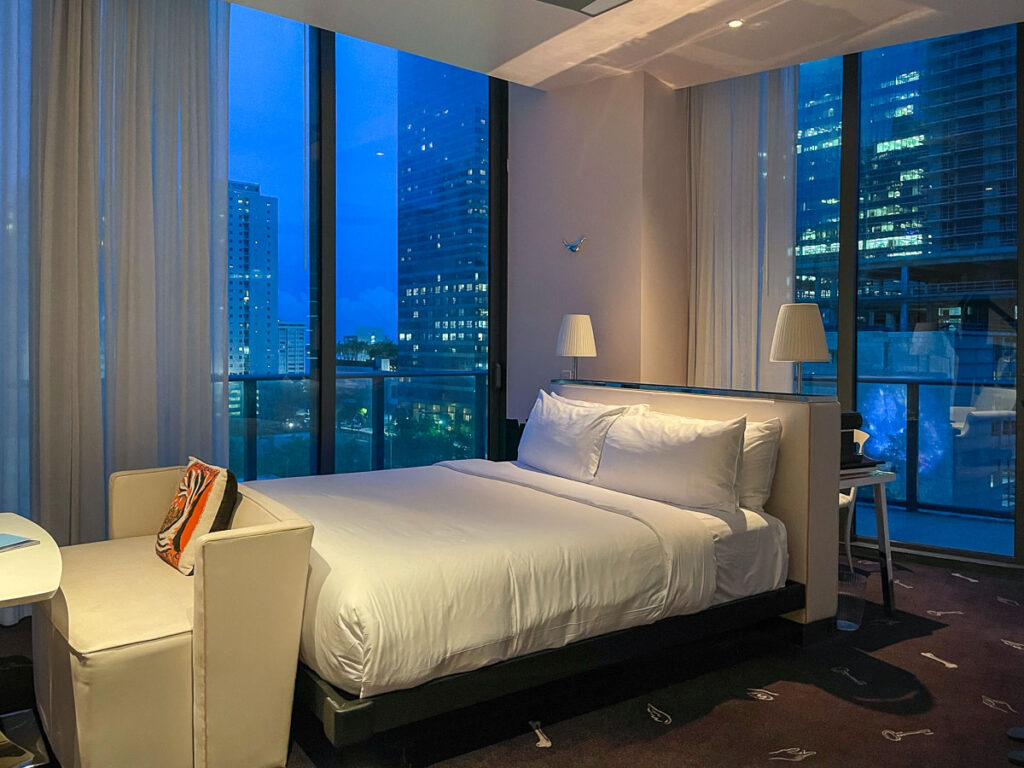 Premier Balcony King Room at Night Dua Miami Hotel